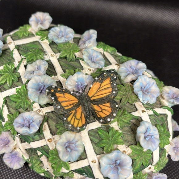 Butterfly on trellis of flowers Trinket dish with lid - Picture 2 of 14